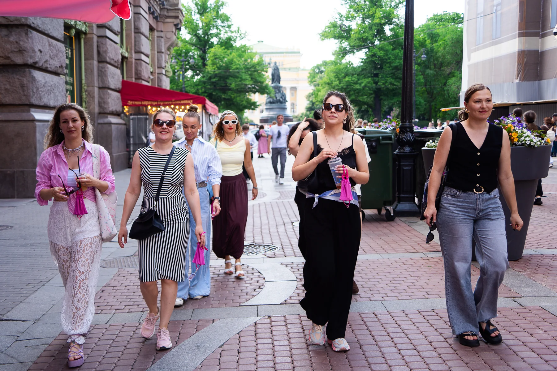 Участники гуляют по центру Петербурга